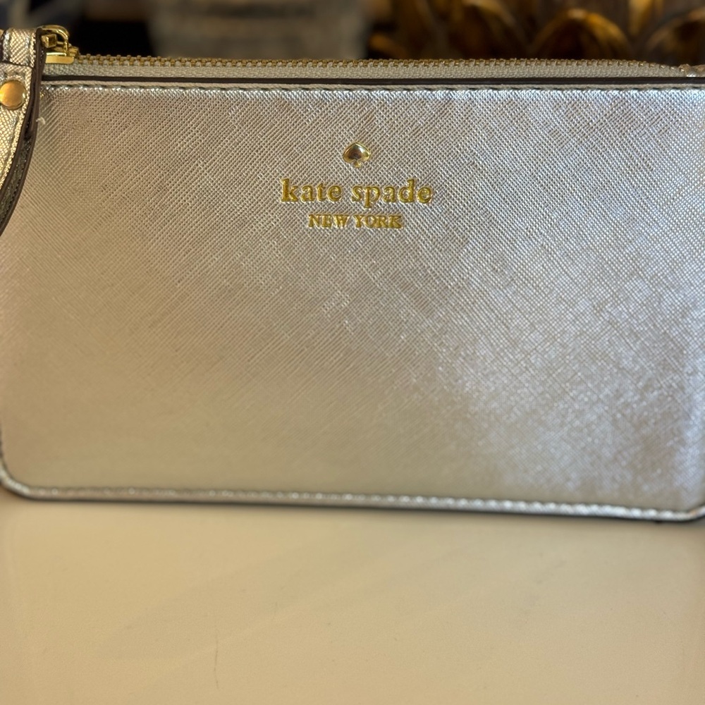🩶 NWOT KATE SPADE SILVER METALLIC LEATHER WRISTLET! - Picture 2 of 6
